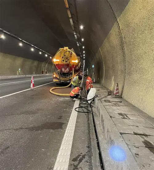 扬中隧道排水渠清淤